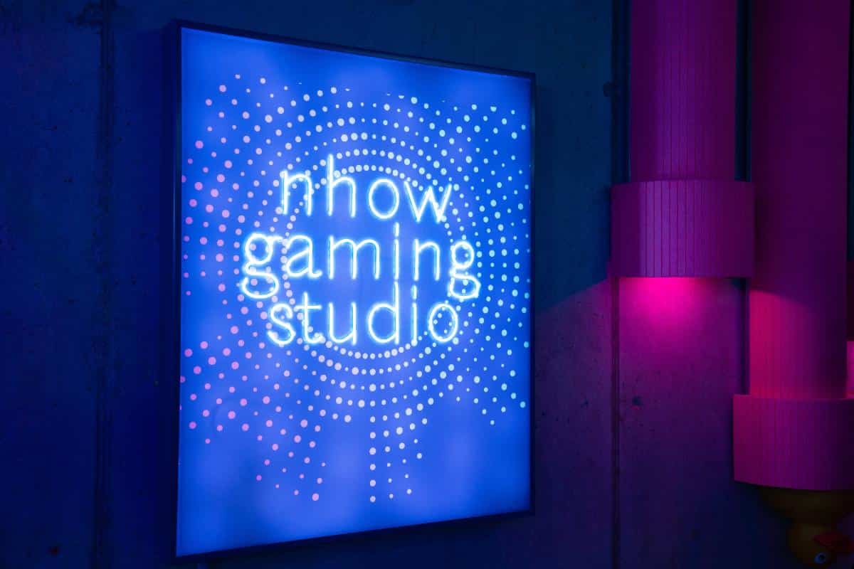 Ein Foto des nhow gaming studio Schild.