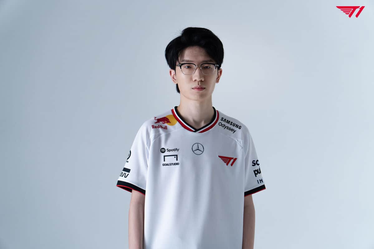 T1 VALORANT Spieler mit Spotify Logo auf dem Jersey.