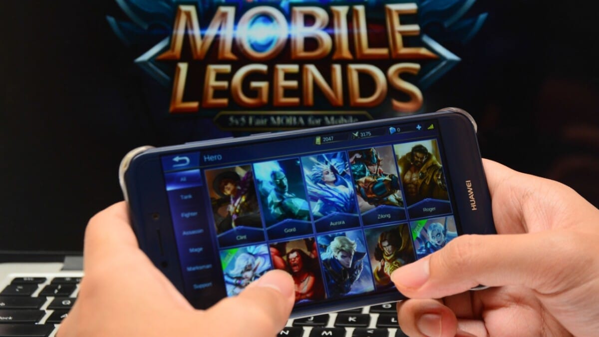 Jemand spielt Mobile Legends: Bang Bang am Handy