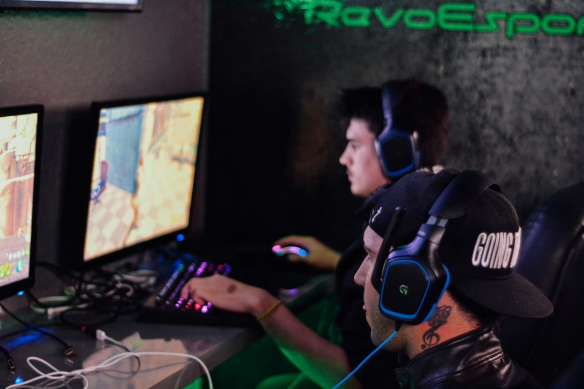 Zwei Spieler die je an einem PC spielen