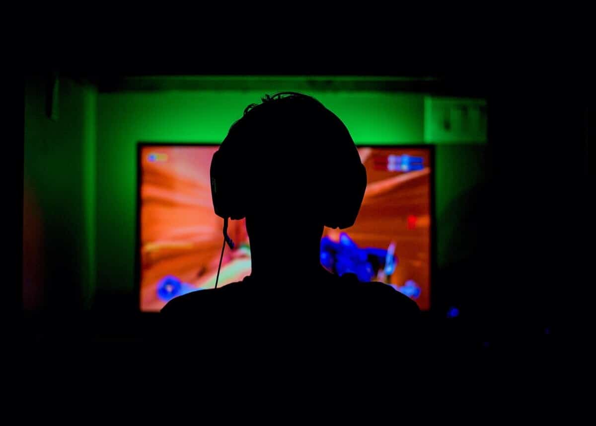 Silhouette eines Spielers vor einem Monitor