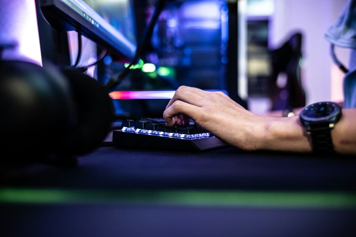 Hand auf einer Tastatur
