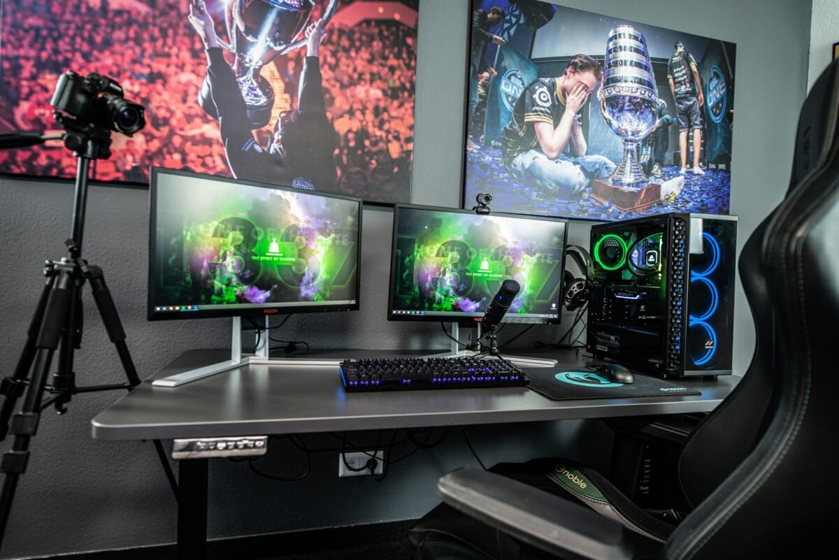 Gaming-Setup mit mehreren Monitoren