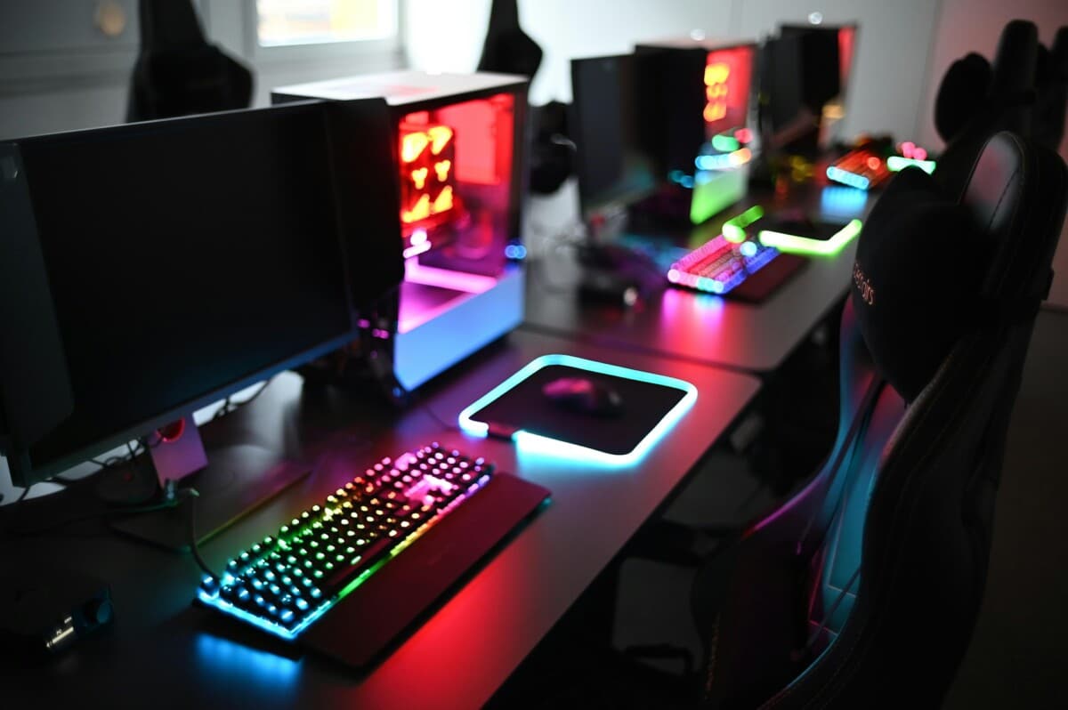 Eine Reihe unbesetzter PCs