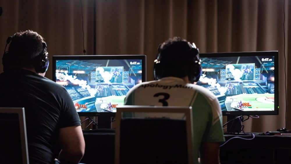 Zwei Spieler treten bei Super Smash Bros. gegeneinander an