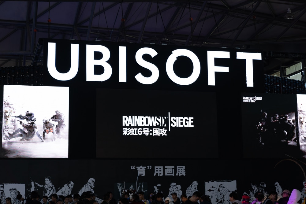 Das Ubisoft Logo und das Rainbow Six Siege Logo bei einem Event