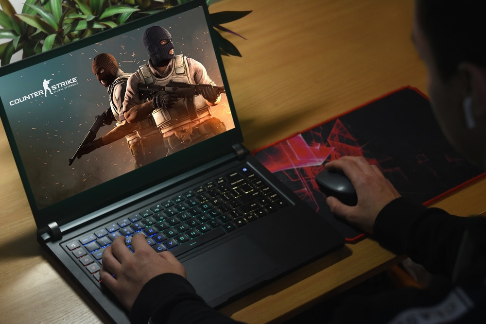 Jemand spielt Counter-Strike auf einem Laptop