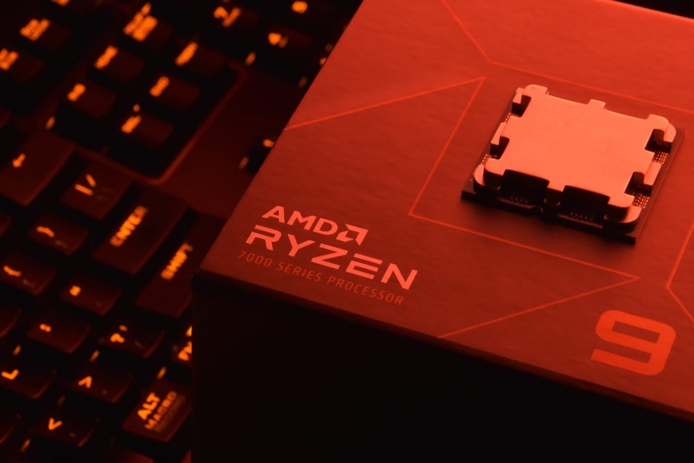 Ein AMD-Ryzen CPU der auf einer Tastatur liegt