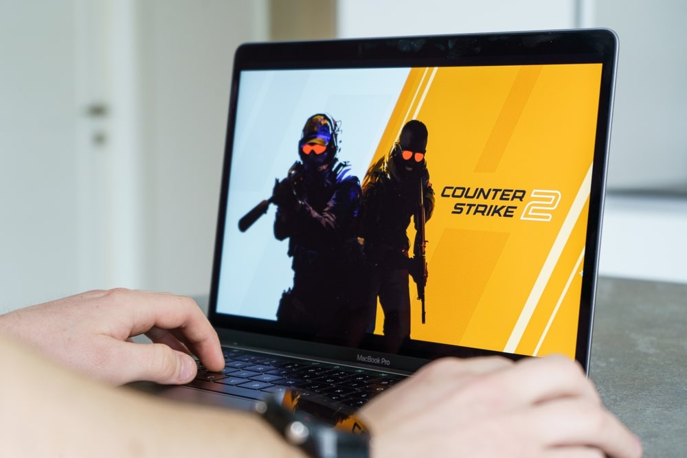 Jemand spielt CS2 am Laptop