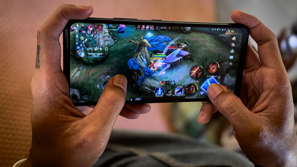 League of Legends wird auf einem Smartphone gespielt