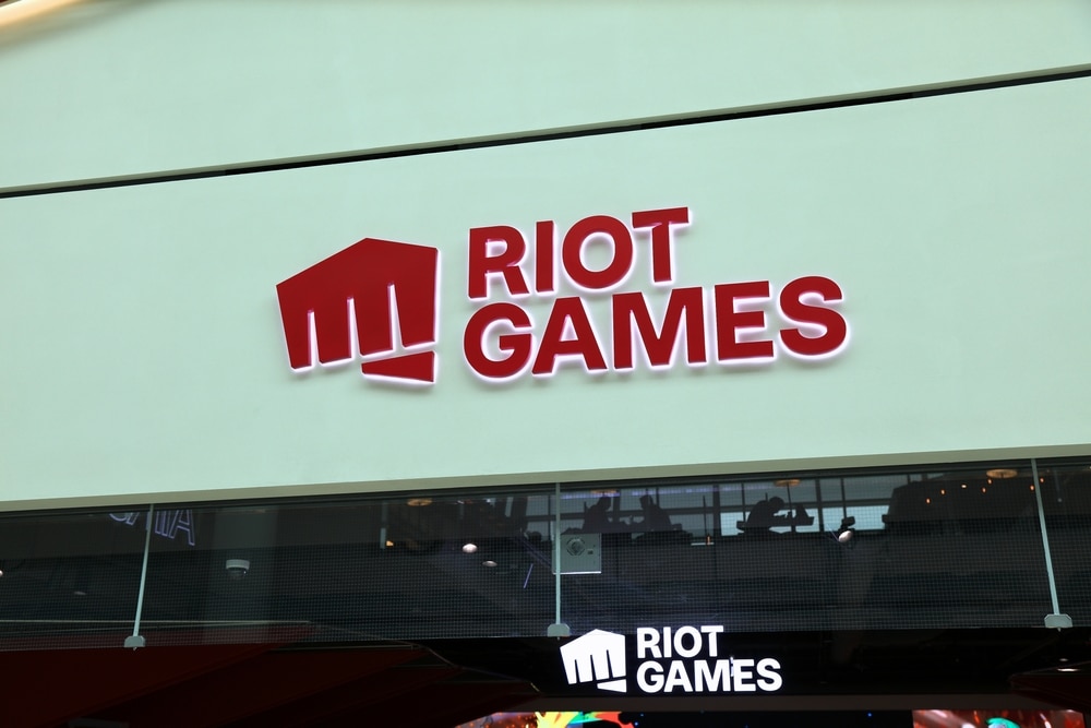 Das Riot Games Logo bei einem Event