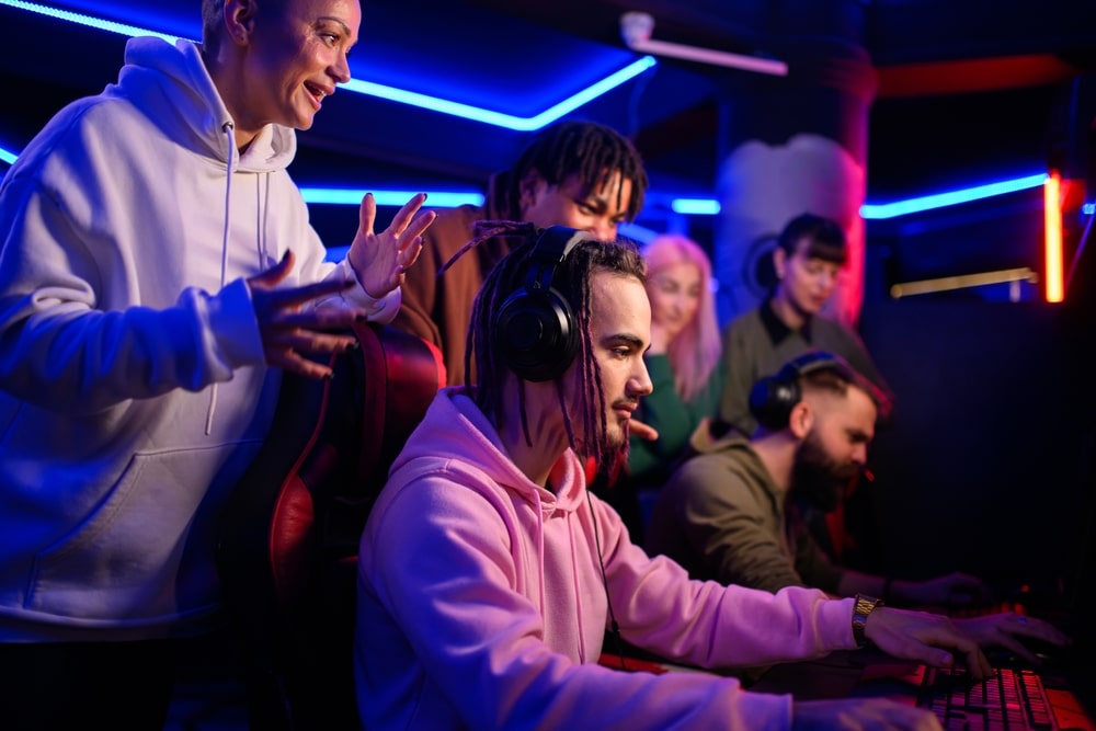 Spieler konzentriert an einem PC