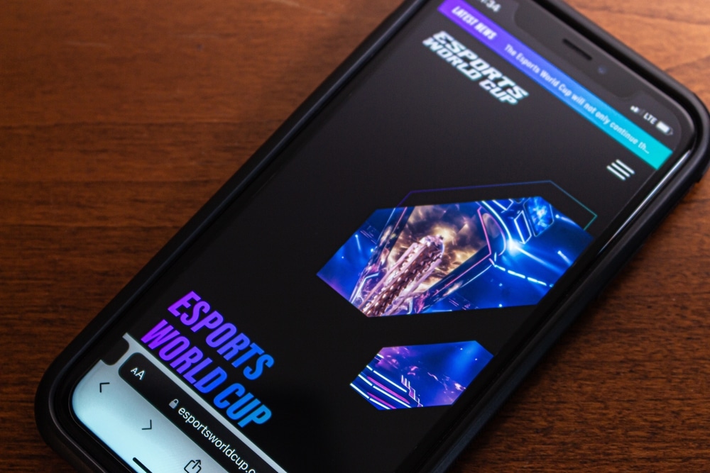 Ein Mobiltelefon auf der eSports World Cup Website, wo zum Last Chance Qualifier für Street Fighter 6 eingeladen wird