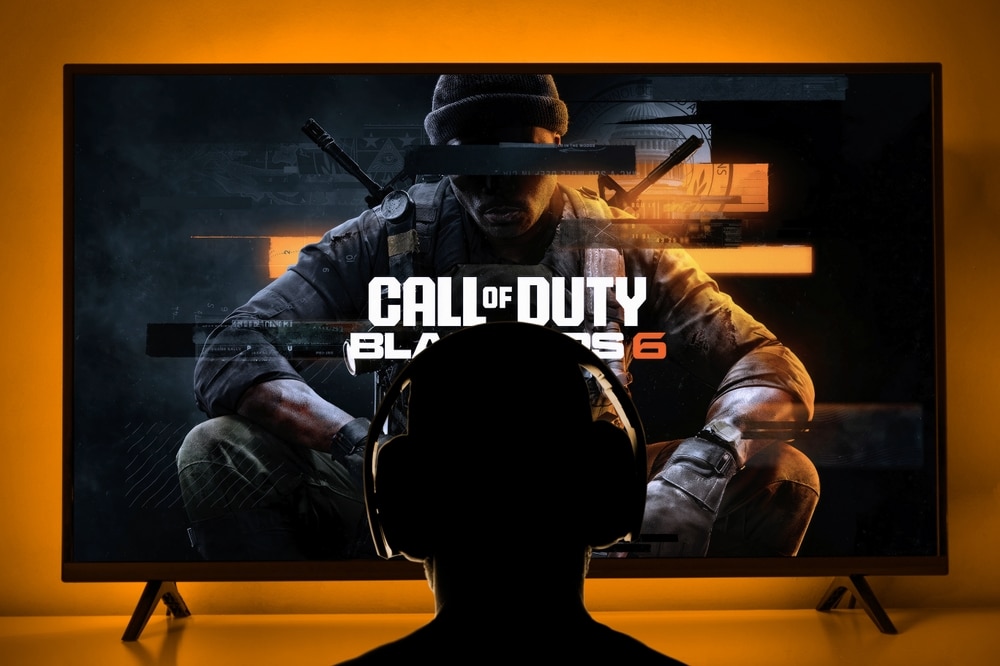 Ein Spieler, der vor einem Fernseher sitzt, auf dem Call of Duty: Black Ops 6 gespielt wird