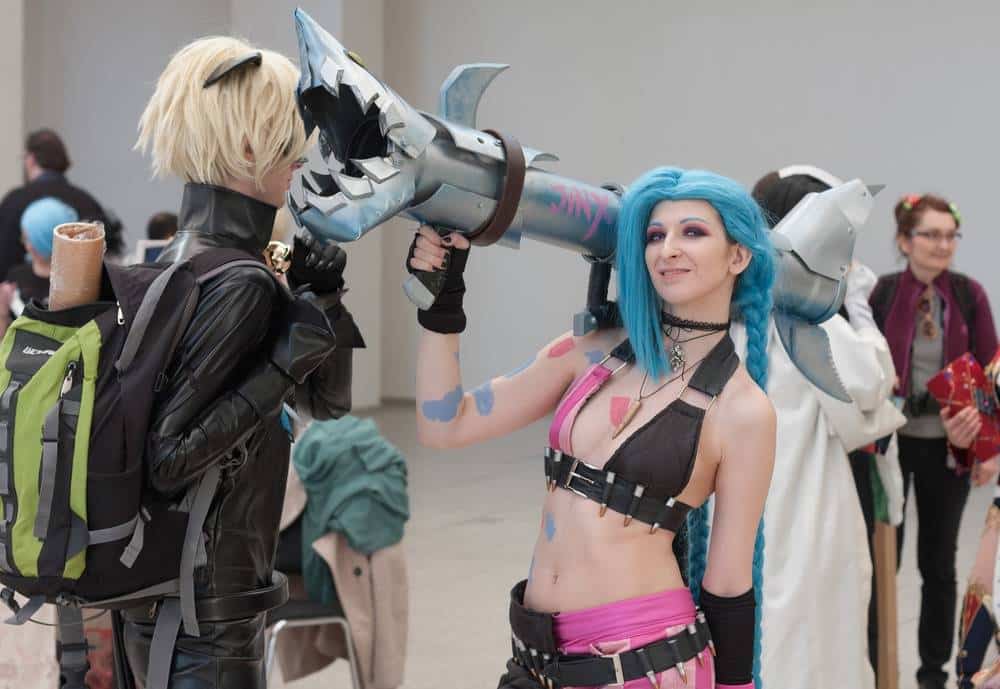 Eine Jinx-Cosplayerin, wie man sie häufig auf League of Legends-Events wie der MSI 2025 trifft