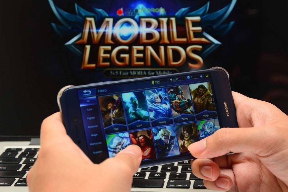 Jemand spielt Mobile Legends: Bang Bang am Handy