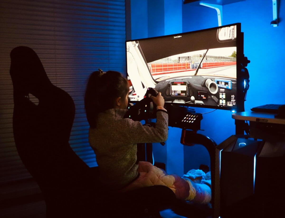 Ein Kind beim SIM-Racing mit Lenkrad