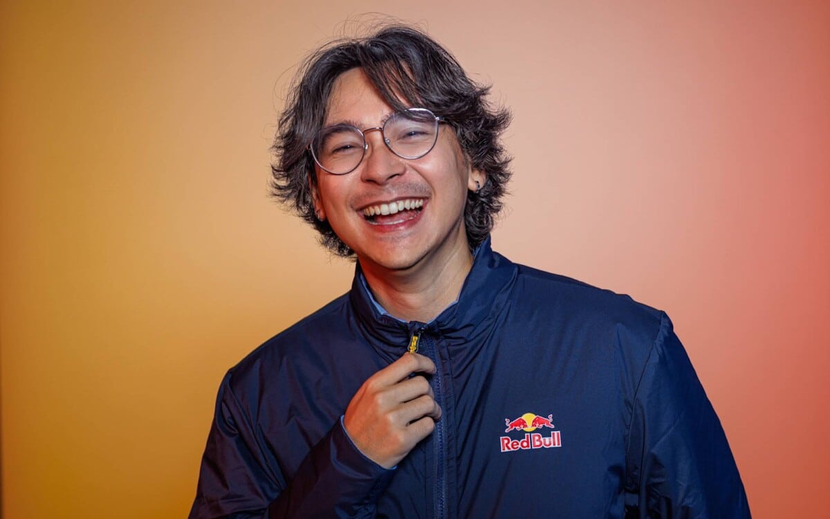 TenZ posiert in Red Bull Jacke.