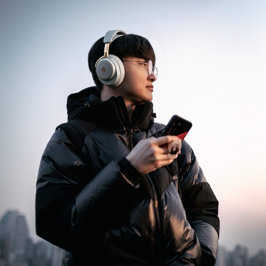 Auch Faker hat das Arctis Nova Elite von SteelSeries bereits getestet