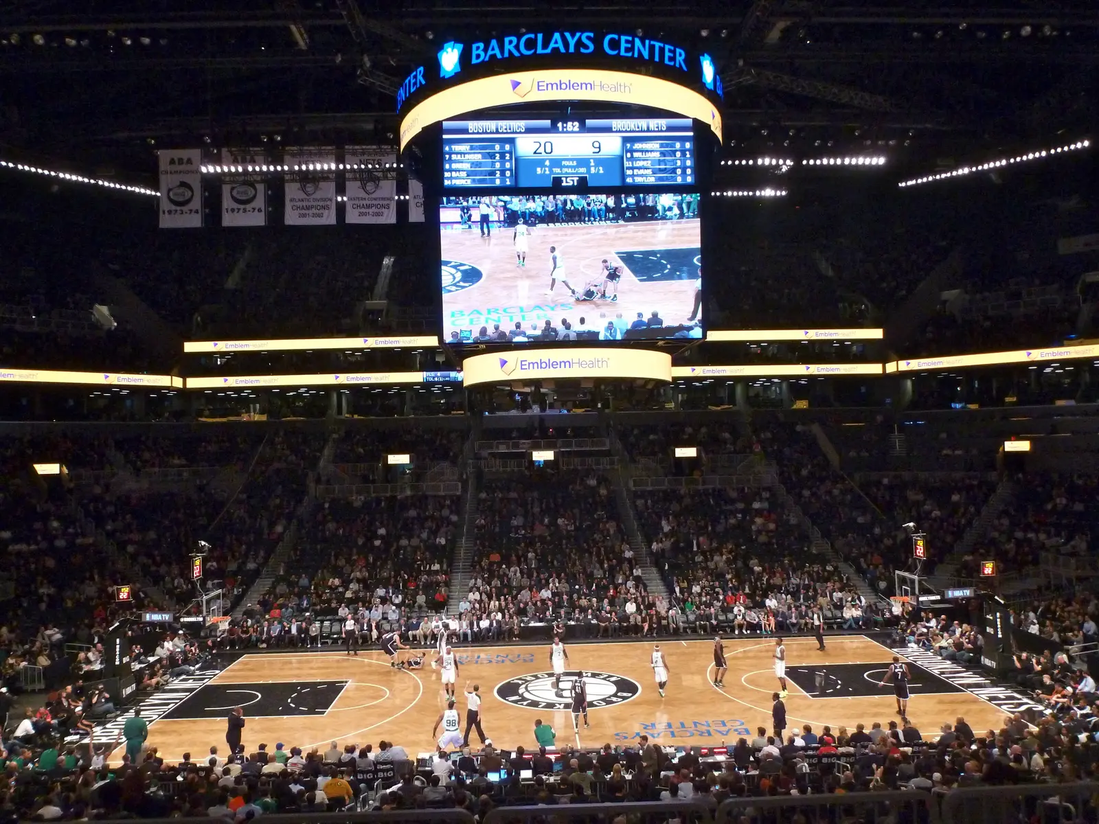 Innenansicht des Barclays Center während eines Basketballspiels zwischen den Boston Celtics und den Brooklyn Nets.