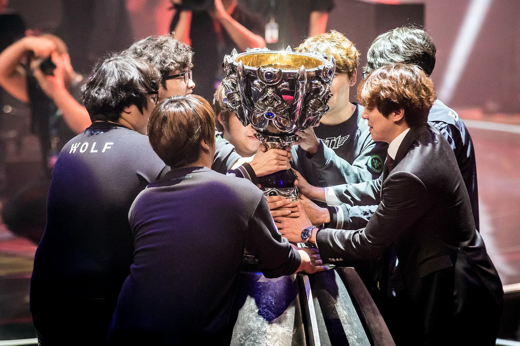 Spieler heben gemeinsam die Trophäe der League of Legends Weltmeisterschaft hoch.