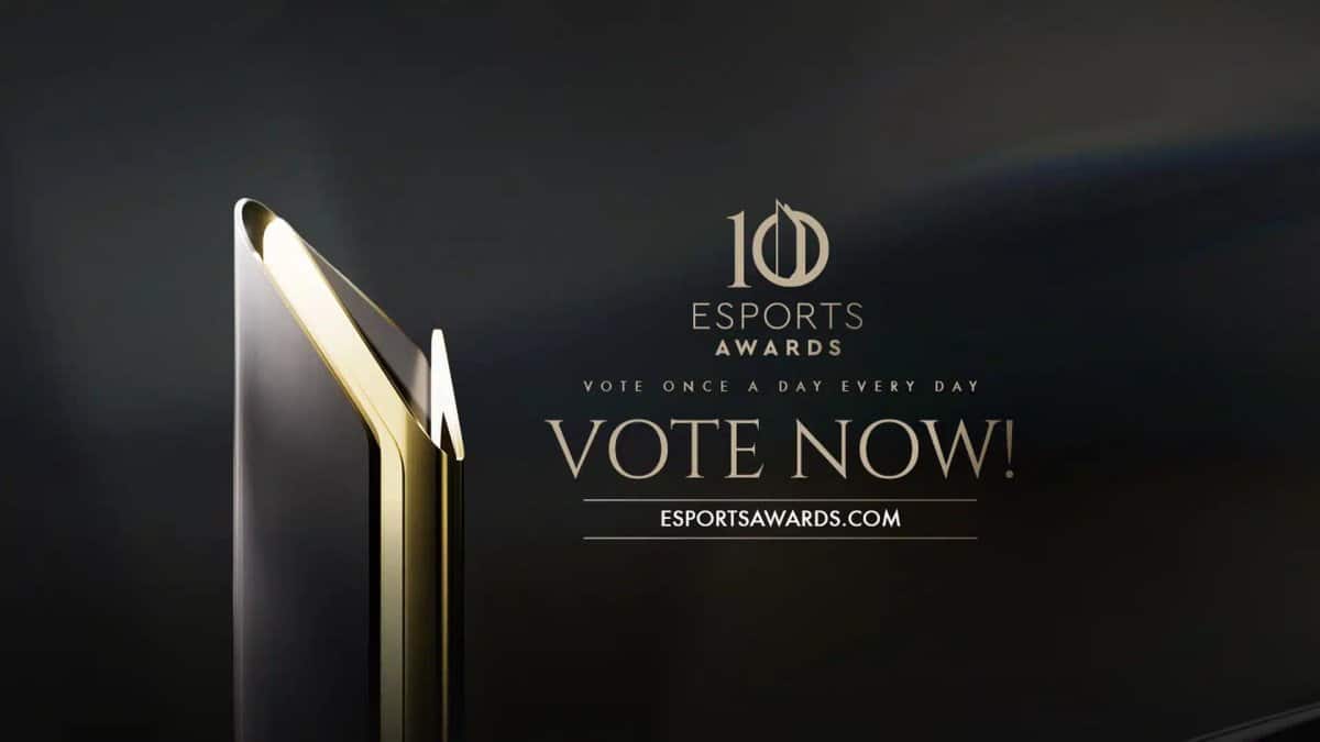 Eine Esports Awards Trophäe mit dem Text „10 Esports Awards“ und „VOTE NOW!“ auf einem dunklen Hintergrund.