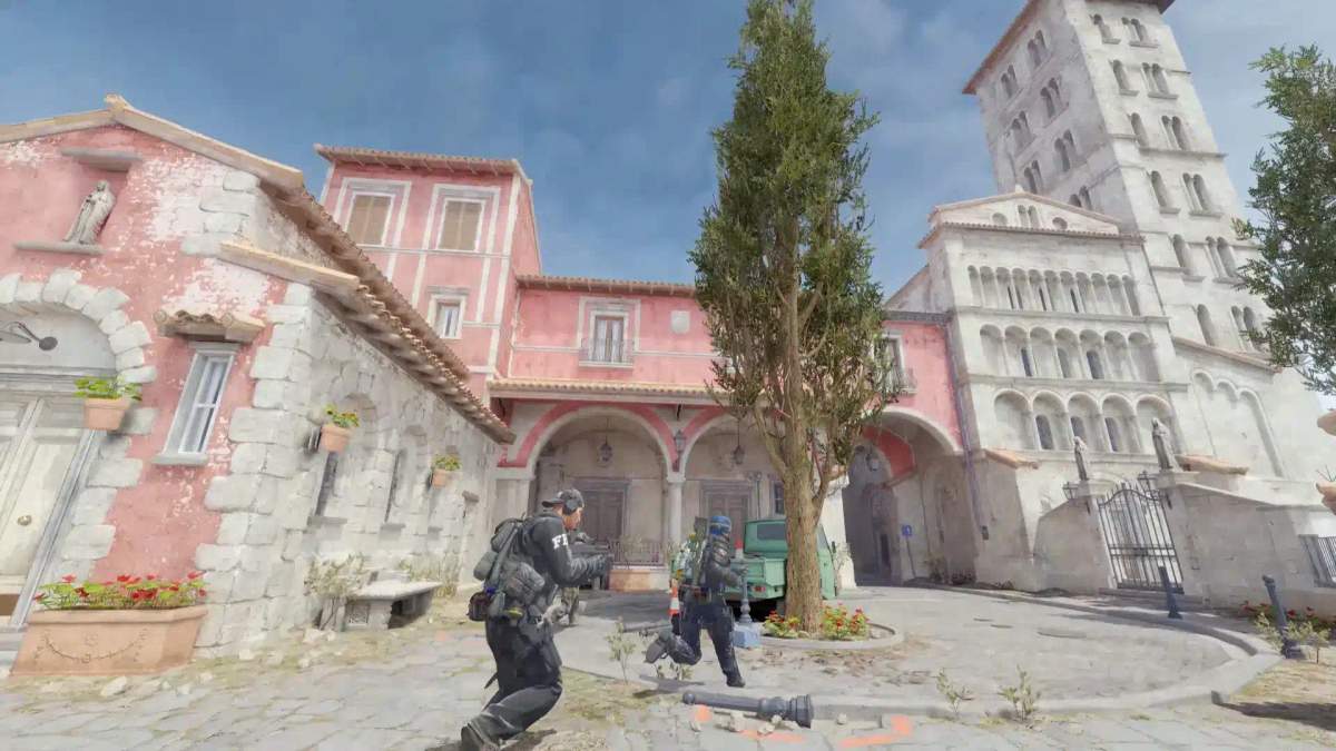 Aus der Ego-Perspektive bewegen sich zwei Einsatzkräfte aus Counter-Strike 2 durch einen mediterran geprägten Stadtplatz.