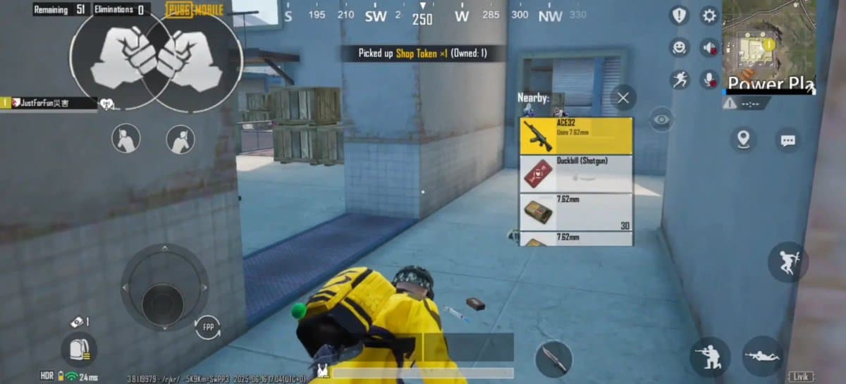 Ego-Perspektive eines Spielers in PUBG Mobile beim Blick auf ein Loot-Menü mit Waffen und Munition.
