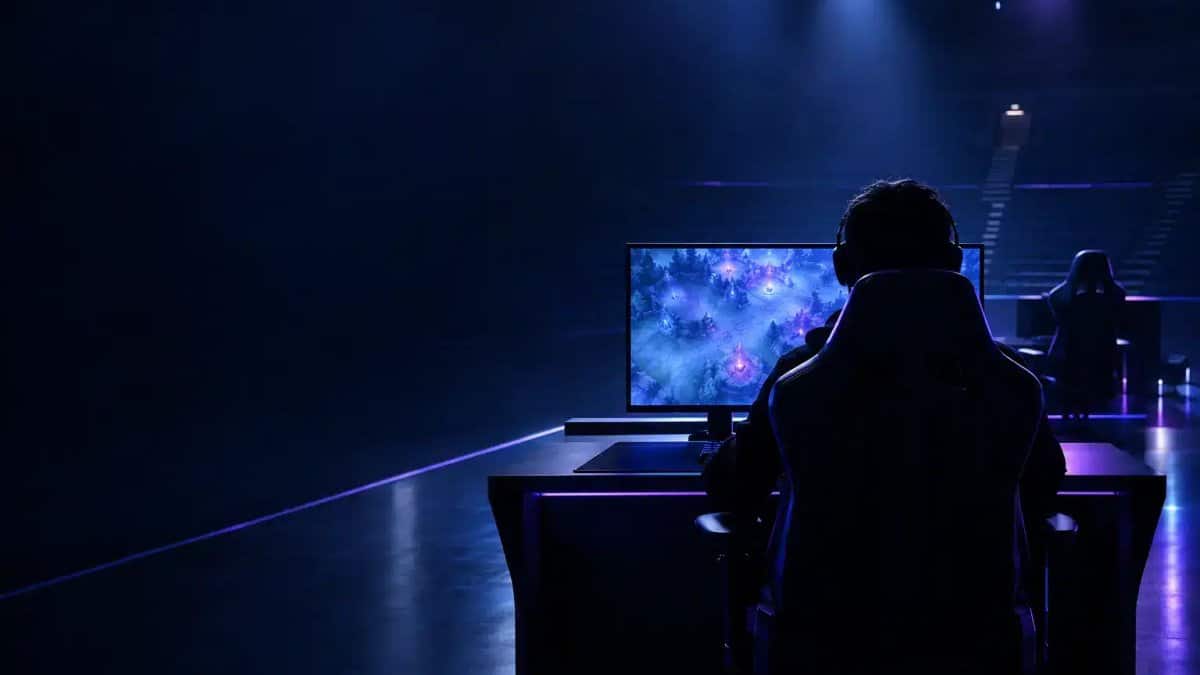 Anonymer E-Sportler an einem leuchtenden Dota-2-Spielplatz während eines Kaderwechsels