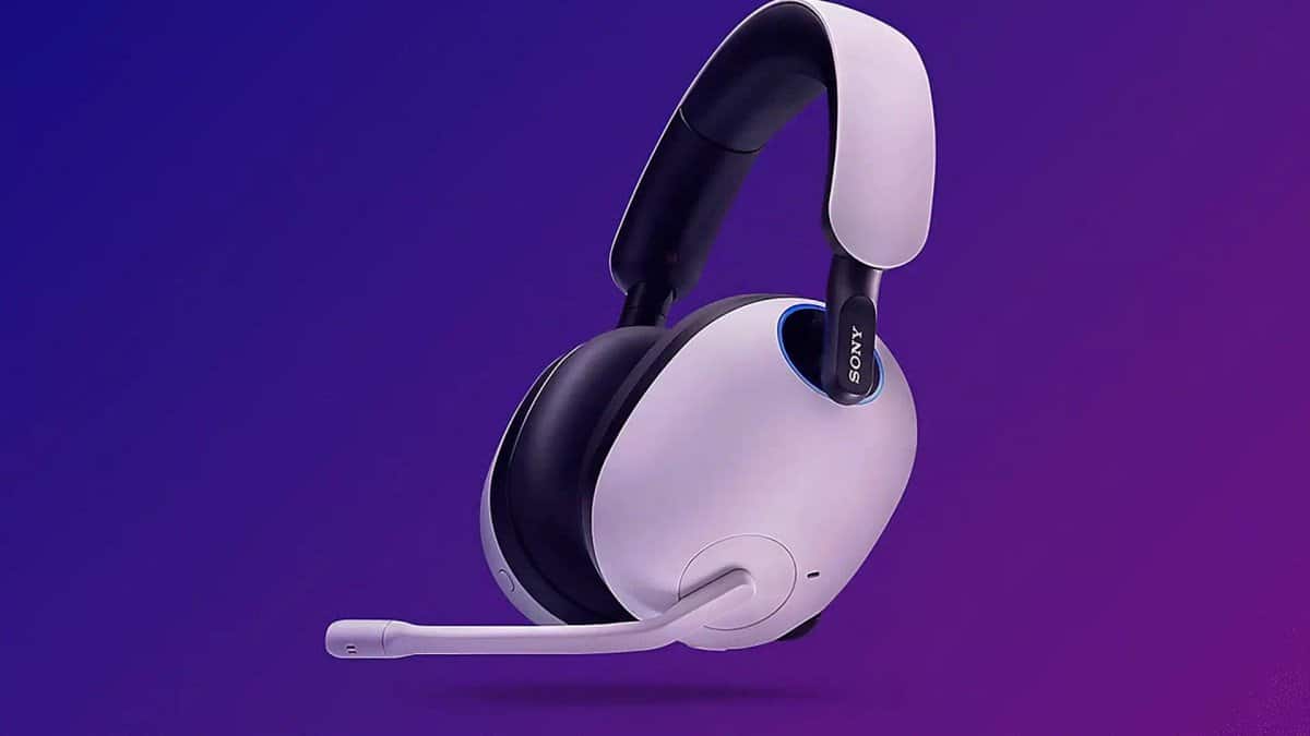 Ein weiß-schwarzes Sony INZONE Gaming-Headset vor einem lila Farbverlauf.
