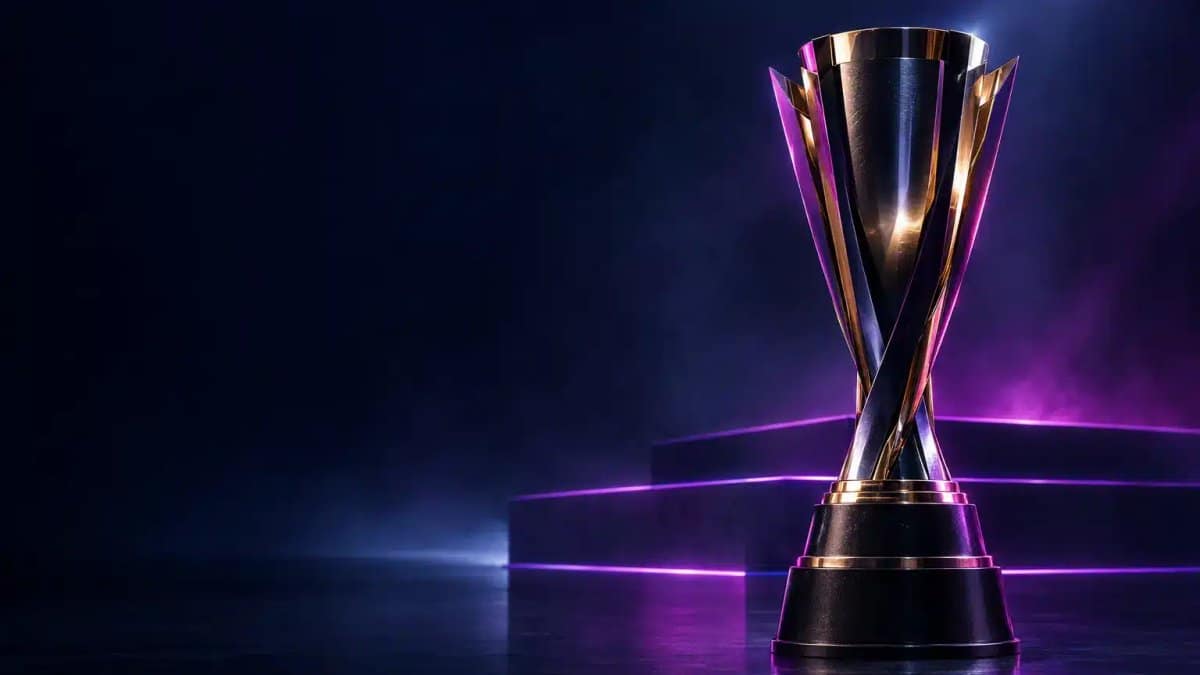 Meisterpokal auf einer dunklen Esports-Bühne mit violetter Beleuchtung, als Symbol für Vitalitys vierten ESL-Pro-League-Titel.