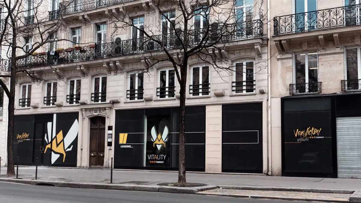 Die Außenansicht des Team Vitality V.Hive in Paris. Auf schwarzen Tafeln sind das Logo und das Branding des Teams zu sehen.