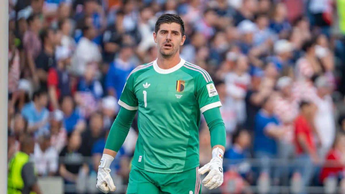 Thibaut Courtois in einem grünen Torwarttrikot der belgischen Nationalmannschaft während eines Spiels.