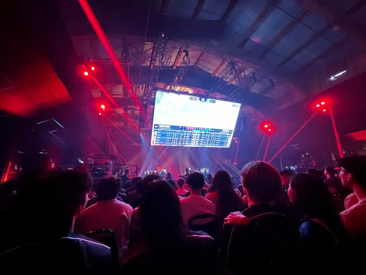 Multitud viendo una partida en una pantalla grande en el escenario de VALORANT Champions 2023 en Los Angeles.