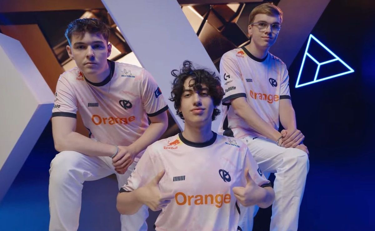 Le roster de karmine corp de rocket league pose pour les photographes
