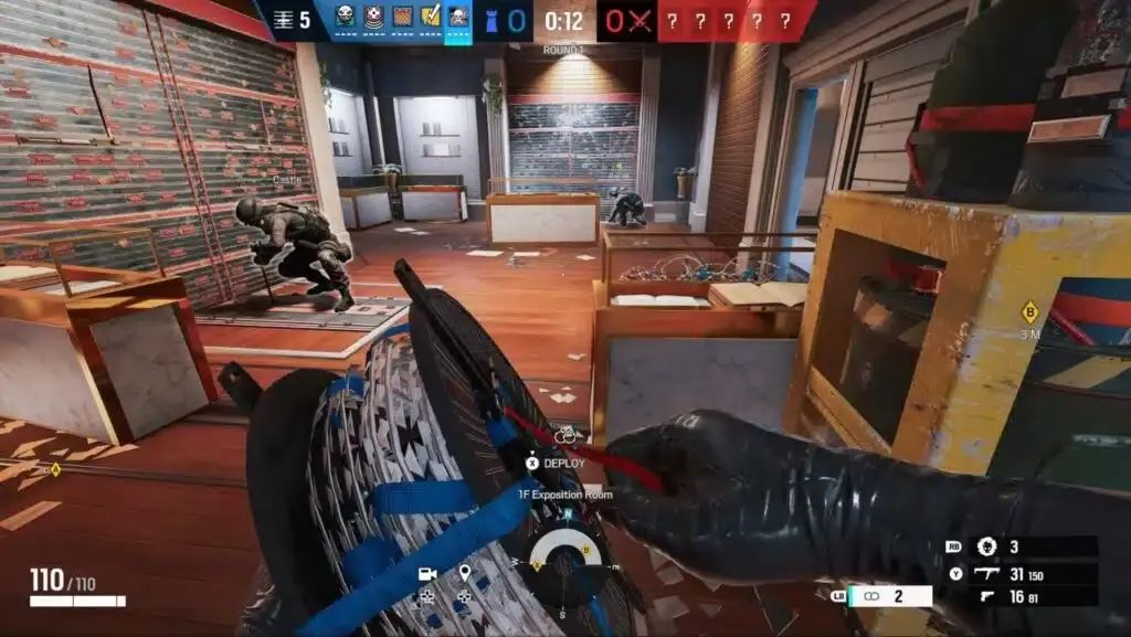 Personnage installant un piège en fil barbelé dans Siege X