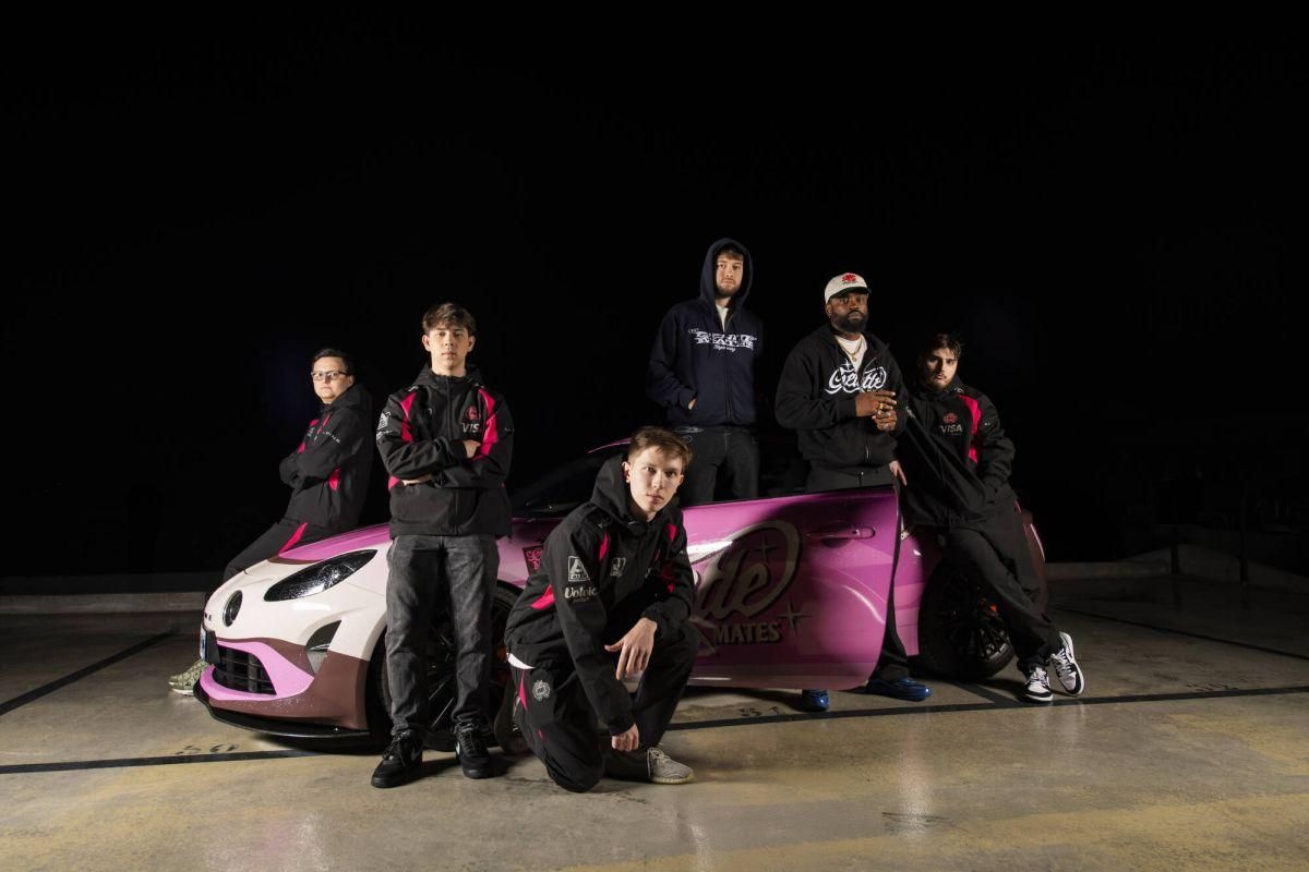 Le roster gentle mates prend la pose devant la nouvelle Alpine A110