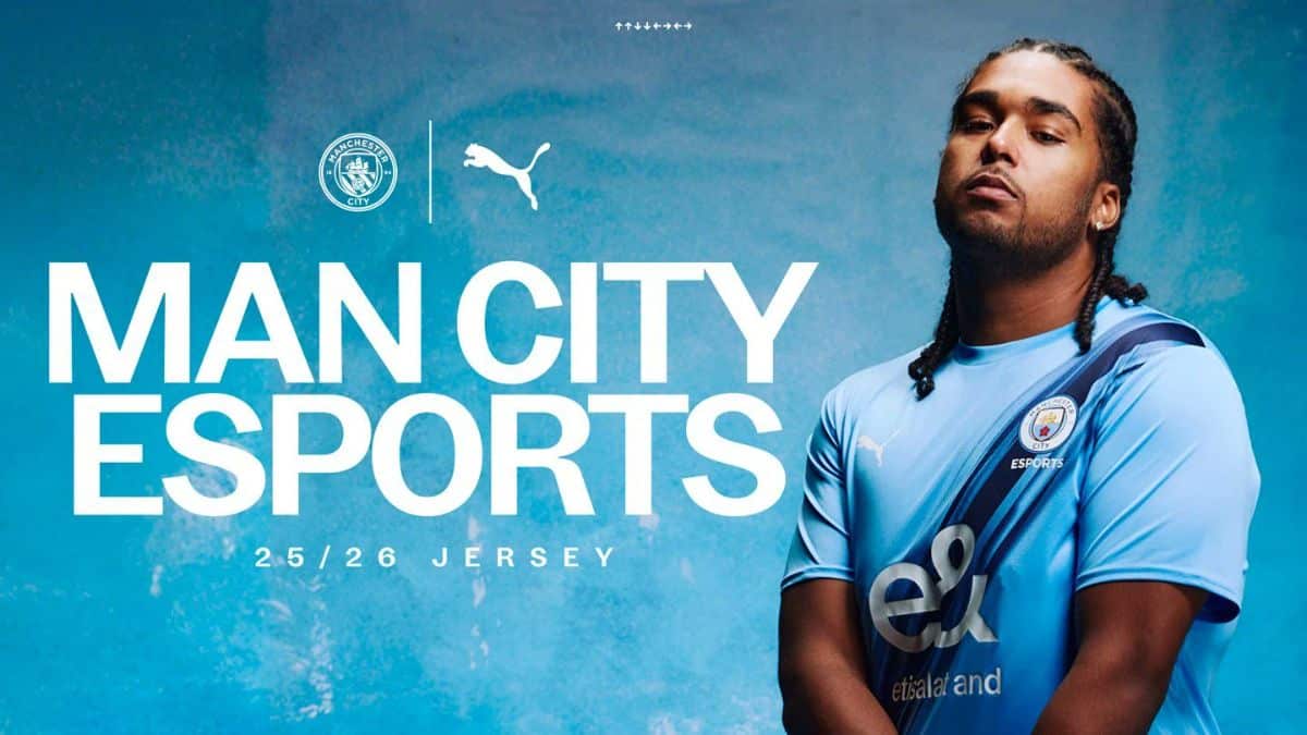 personne portant la nouvelle collection esport de man city