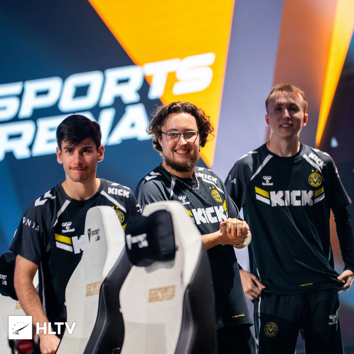 ZywoO et ses compère tout sourire à Londres
