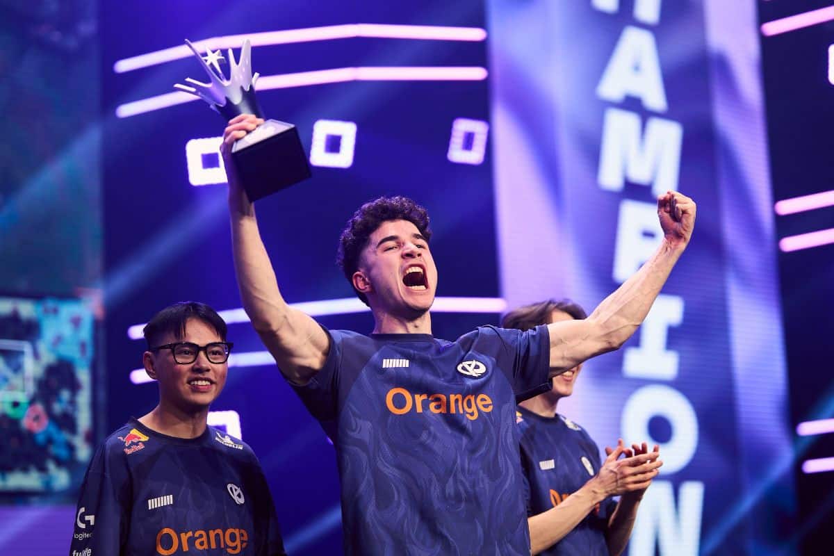 joueurs de la K Corp qui soulèvent le trophée après victoire EMEA masters