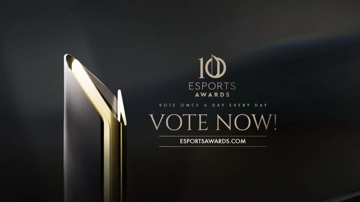 Un trophée des Esports Awards avec les inscriptions « 10 Esports Awards » et « VOTE NOW! » sur un fond sombre.