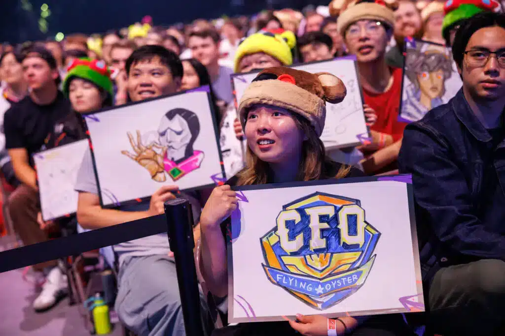 Het kijkerspubliek bij MSI 2025, met allerlei unieke tekeningen van de game League of Legends