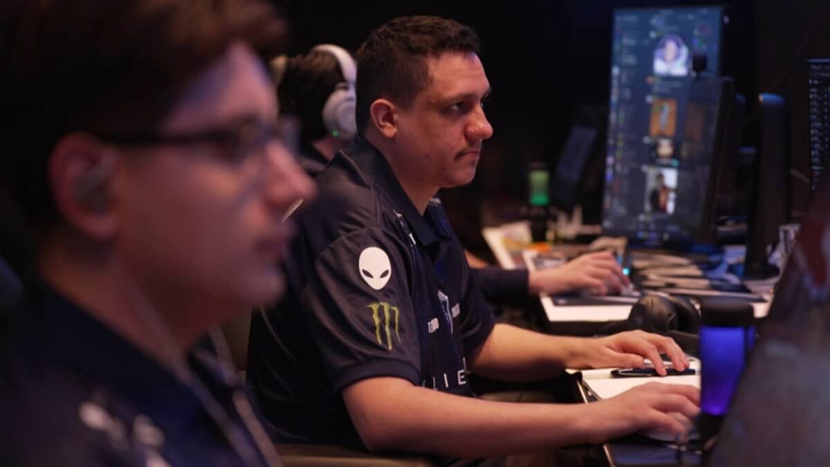 BBC bezoekt Team Liquid in Utrecht en geeft een unieke inkijk. Op de foto zien we een coach en een speler van het FIFA team, terwijl ze gameplay analyseren en overleggen.