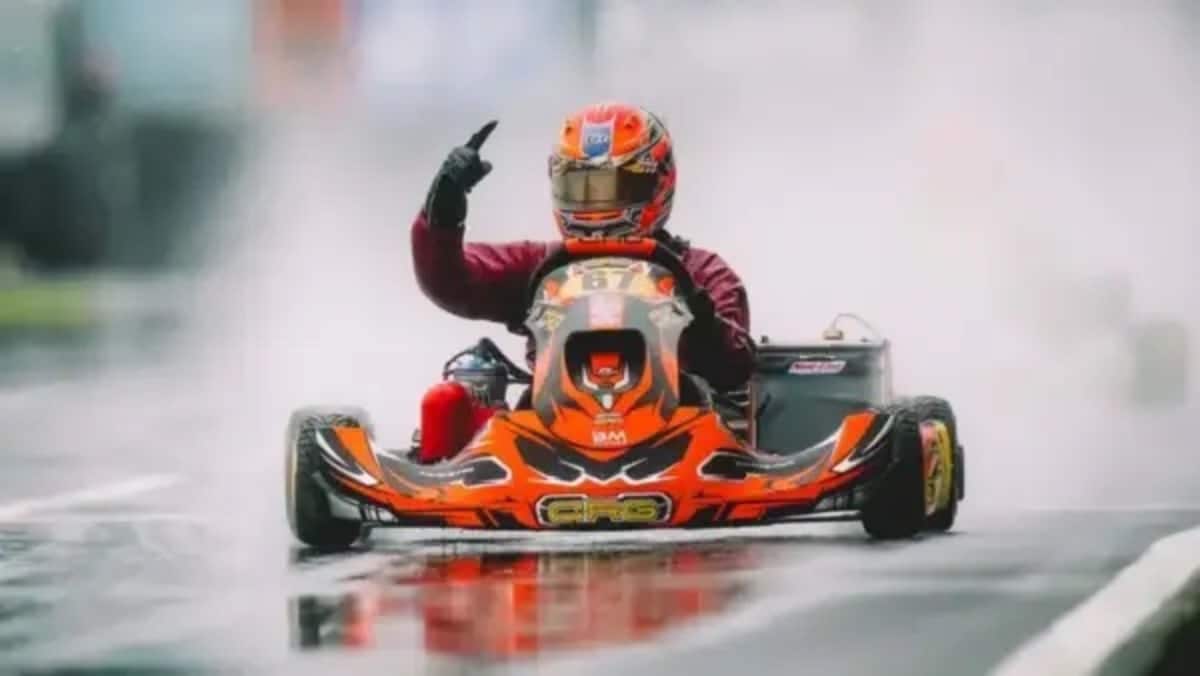 Een professionele karter bij het FIA Wereldkampioenschap 2025