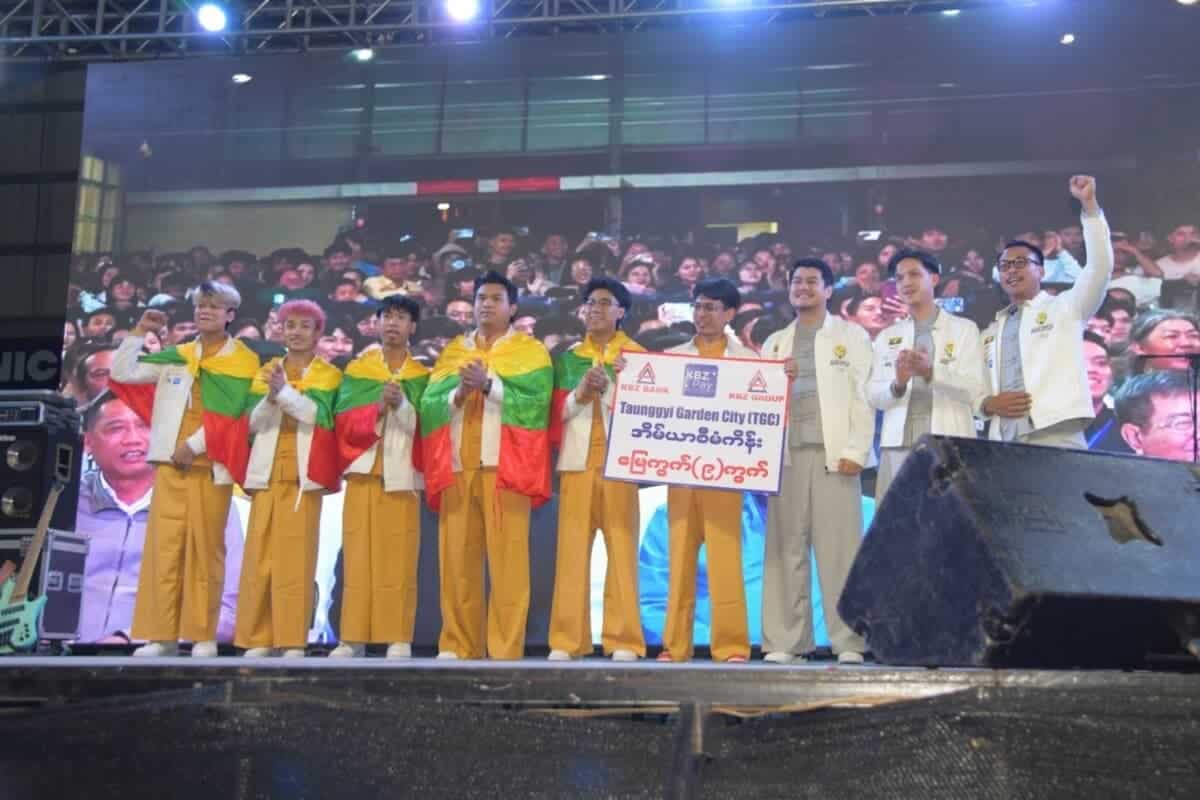 Het winnende team van Yangon Galacticos in Myanmar.