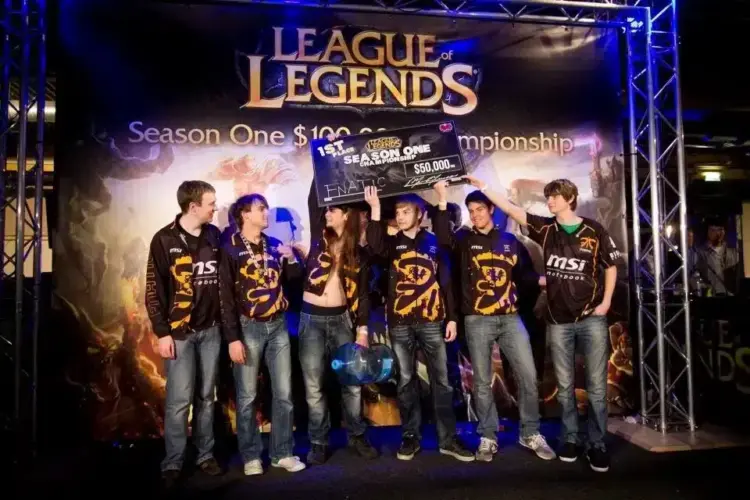 Overzicht van alle League of Legends Worlds kampioenen van 2011 tot nu, inclusief Fnatic en T1.