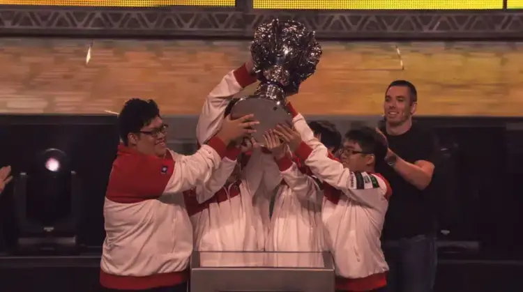 Overzicht van alle League of Legends Worlds kampioenen van 2011 tot nu, inclusief Fnatic en T1.