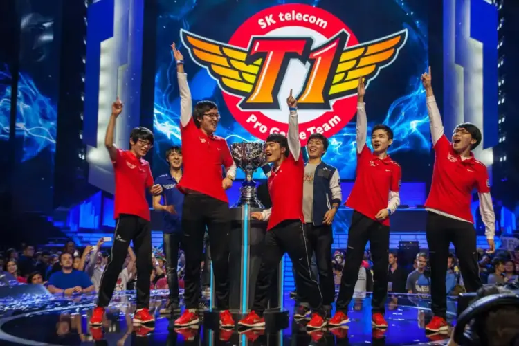 Overzicht van alle League of Legends Worlds kampioenen van 2011 tot nu, inclusief Fnatic en T1.