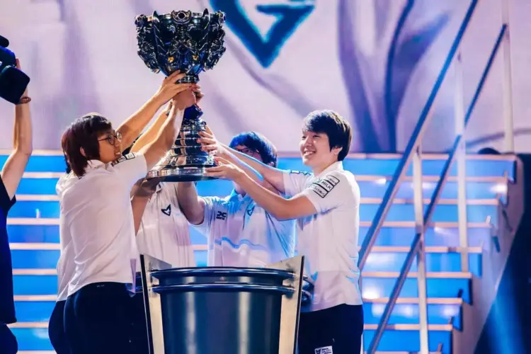 Overzicht van alle League of Legends Worlds kampioenen van 2011 tot nu, inclusief Fnatic en T1.