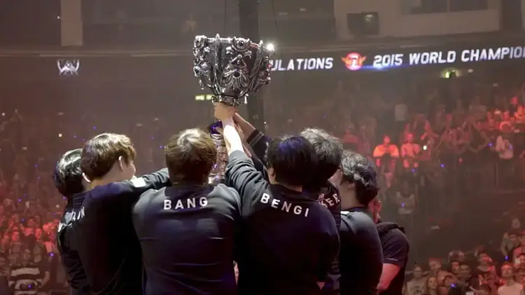 Overzicht van alle League of Legends Worlds kampioenen van 2011 tot nu, inclusief Fnatic en T1.